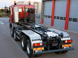 MB-Actros-4141-MP2-4a-rot-(Hobo)-1
