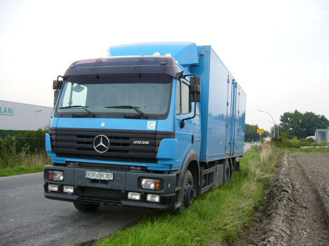 MB-SK-2538-blau-Voss-281106-01.jpg - Mercedes-Benz SK 2538Dominik Voß