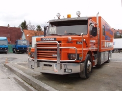 Scania-113-M-320-orange-Holz-200406-01