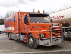 Scania-113-M-320-orange-Holz-200406-04