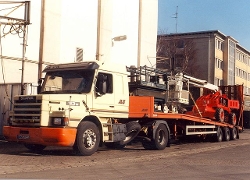 Scania-113-M-320-rot-Hensing-101205-01