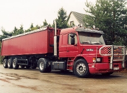 Scania-143-M-rot-Hensing-101205-01