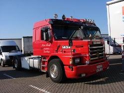 Scania-143-M-rot-Weddy-141108-01