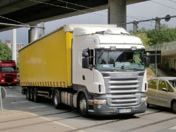 Scania-R-420-weiss-gelb-DS-201209-01