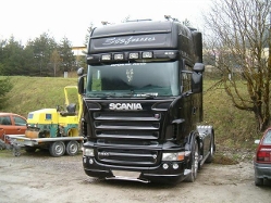 Scania-R-580-schwarz-Florian-Tison-180506-01