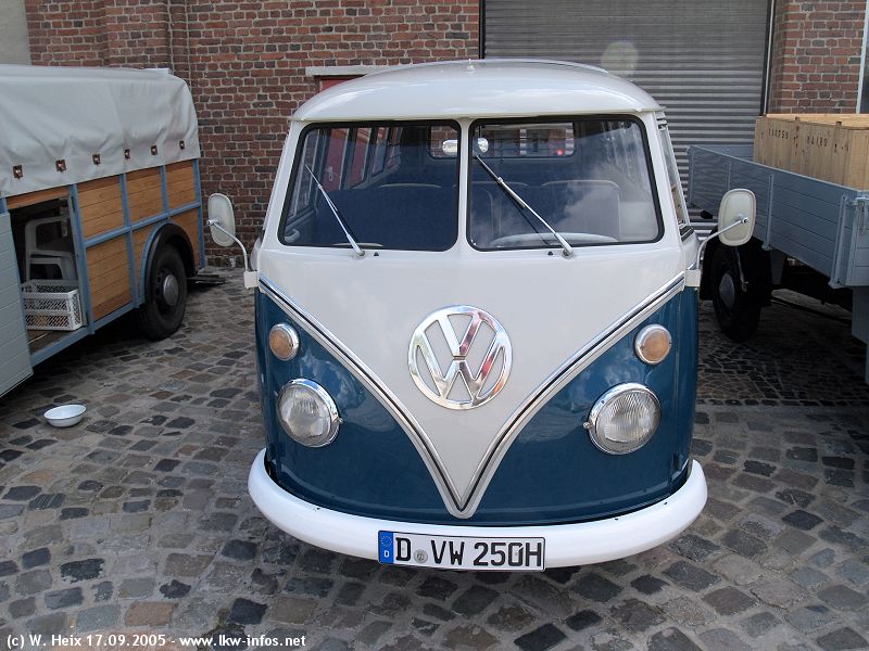 VW-T1-Samba-Bus-blau-weiss-170905-02.jpg