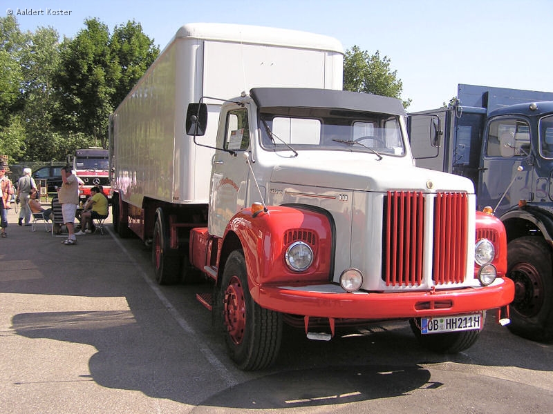 Scania-L-111-grau-rot-Koster-091106-01.jpg