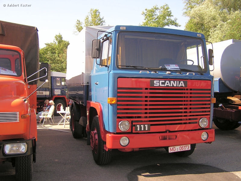 Scania-LB-111-blau-rot-Koster-091106-01.jpg