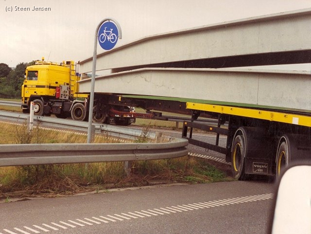 06-Volvo-F12-Schwertransport-Stahltraeger-(Jensen).jpg