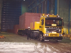 11-Volvo-F12-mit-Container-beladen-(Jensen)
