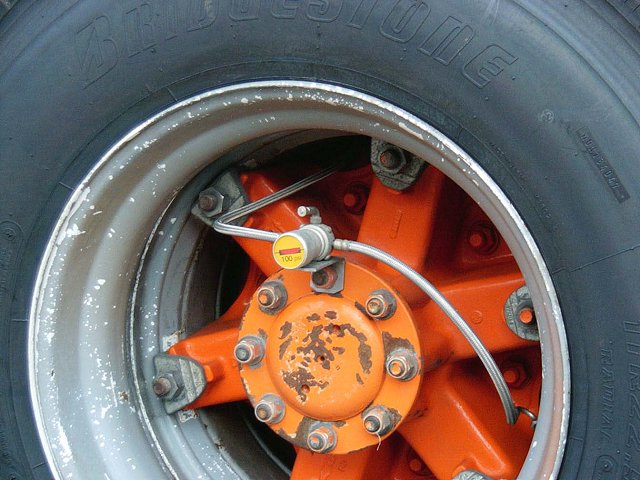 Peterbilt-orange-Rad-(Quitsch).jpg
