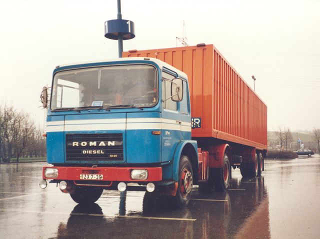 Roman-Diesel-10210-blau-rot-AKuechler-240105-01.jpg