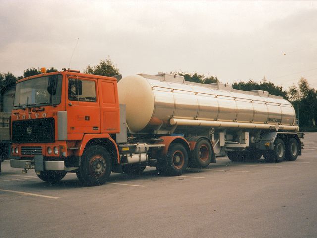 Volvo-F10-orange-AKuechler-240105-01.jpg