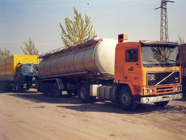 Volvo-F12-orange-AKuechler-240105-01.jpg