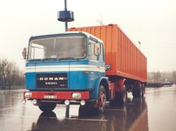 Roman-Diesel-10210-blau-rot-AKuechler-240105-01