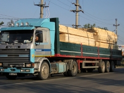 RO-Scania-142-M-400-blau-Bodrug-210808-01