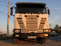 RO-Scania-143-M-400-weiss-Bodrug-280908-02