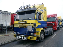 Scania-113-H-360-gelb-blau-Willann-131204-1-S