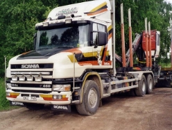Scania-144-G-460-Holztrans-Skogsakarna-(Rufin)