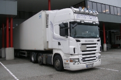 S-Scania-R-500-weiss-Holz-100810-01