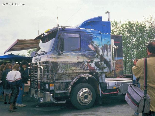 Scania-2er-Truckstore-Eischer-140589-01.jpg