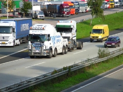 Scania-4er-weiss-Skolaut-241207-01