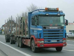 Scania-124-G-420-Holztrans-blau-rot-Willann-220304-1