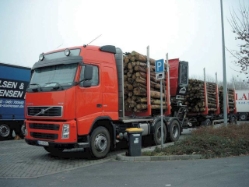 Volvo-FH12-420-Holztrans-rot-Kolmorgen-140105-1
