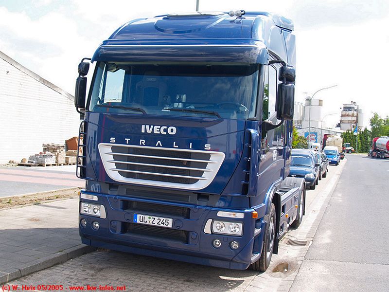 Iveco-Stralis-AS-440S54-Executive-blau-210505-02.jpg