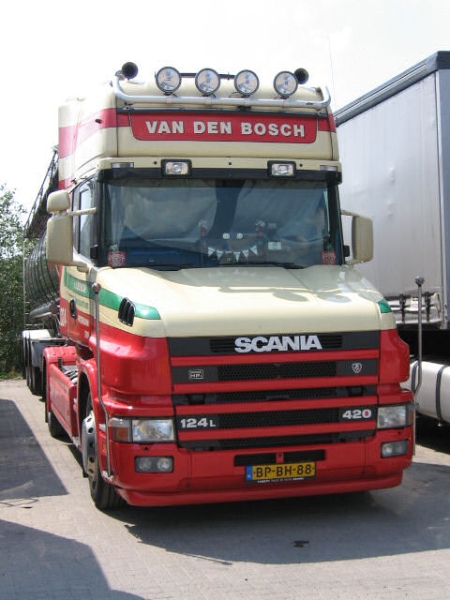 Scania-124-L-420-vdBosch-Bocken-110806-01-H.jpg - S. Bocken