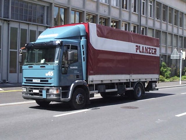 Iveco-EuroCargo-Planzer-Junco-301105-02.jpg - Hugo Junco