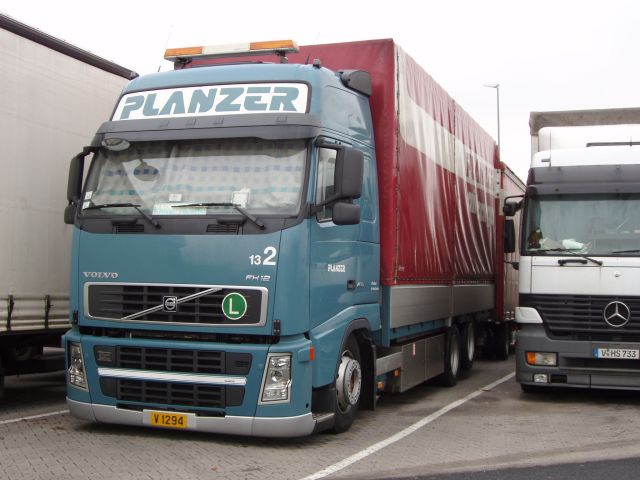 Volvo-FH12-460-Planzer-Holz-100206-01.jpg - Frank Holz