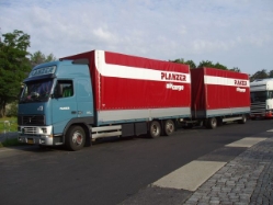 Volvo-FH12-420-Planzer-Holz-040804-1