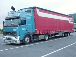 Volvo-FH12-420-Planzer-Holz-110805-01