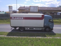 Volvo-FH12-Planzer-Junco-301105-01