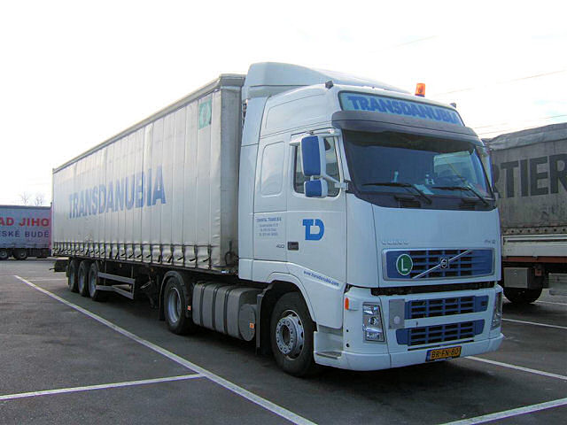 Volvo-FH12-460-Transdanubia-Fustinoni-221106-02.jpg - G. Fustinoni