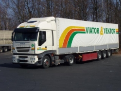 Iveco-Stralis-AS440S48-Viator-Vektor-Holz-040504-1-SLOW