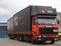 Scania-113-M-320-Vos-Holz-231004-1