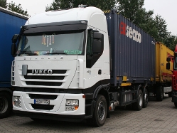 Iveco-Stralis-AS-II-260-S-42-weiss-Reck-051106-01