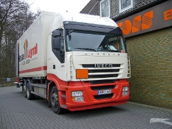 Iveco-Stralis-AS-II-260-S-42-weiss-Voss-171207-01