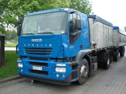 Iveco-Stralis-AT-440-S-40-blau-Kleinrensing-220810-01