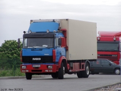 Iveco-190-32-T-blau-rot-weiss