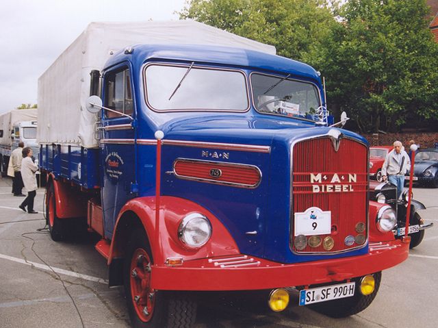 MAN-745-rot-blau-Thiele-210105-01.jpg - MAN 745Jörg Thiele