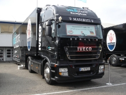 Iveco-Stralis-AS-II-440-S-50-schwarz-Strauch-161107-01