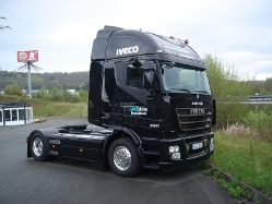 Iveco-Stralis-AS-II-schwarz-Strauch-150508-04
