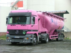 MB-Actros-1843-rosa-Brusse-290106-01