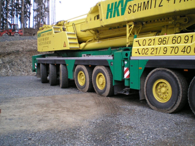 Liebherr-LTM-1400-7-1-HKV-Schmitz-Badzong-100407-05.jpg - Malte Badzong