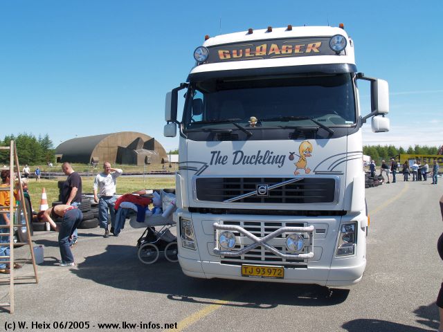 Volvo-FH12-Guldager-The-Duckling-280605-01.jpg