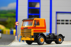 20251206-Scania-142-M-V8-orange-00003